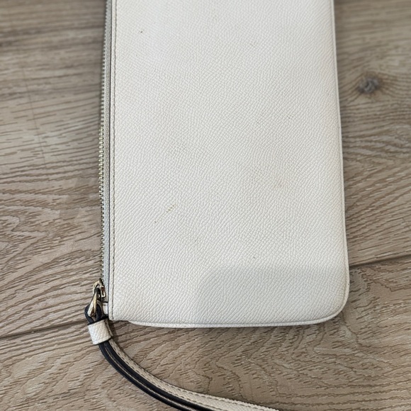 LIGHTLY used COACH White Leather Wristlet - Picture 4 of 4
